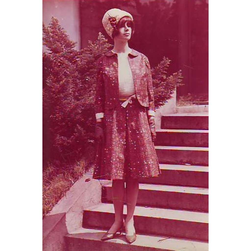Šaty s kabátkem  Reklamní fotografie móda 60. léta
